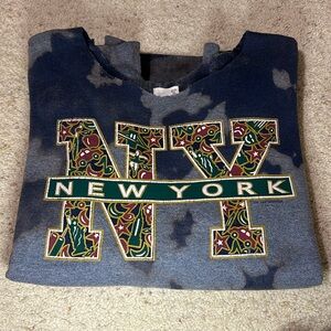 Hand bleach dyed sweatshirt. With raw collar and cut off sleeves. Oversized fit!
